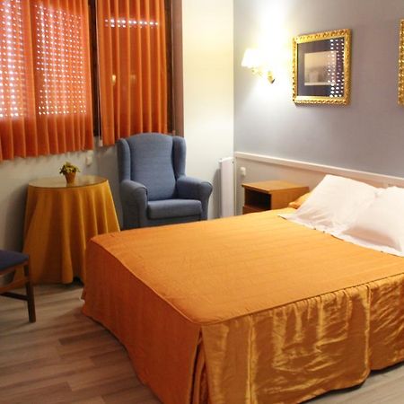 Hostal Montserrat Tona Zewnętrze zdjęcie