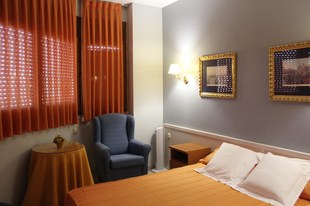 Hostal Montserrat Tona Zewnętrze zdjęcie
