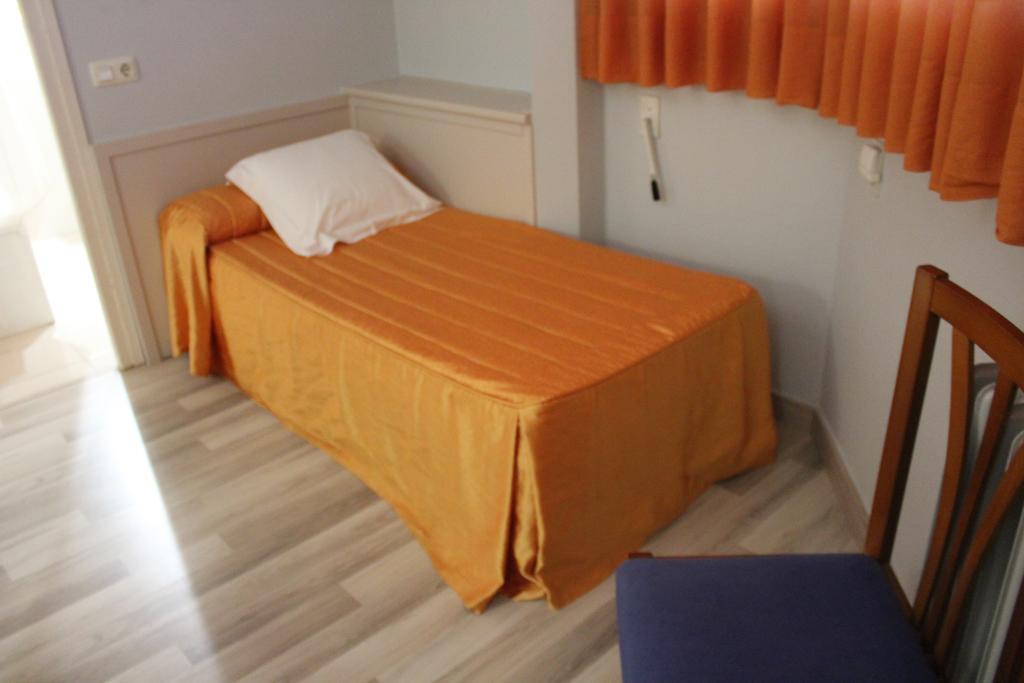 Hostal Montserrat Tona Zewnętrze zdjęcie