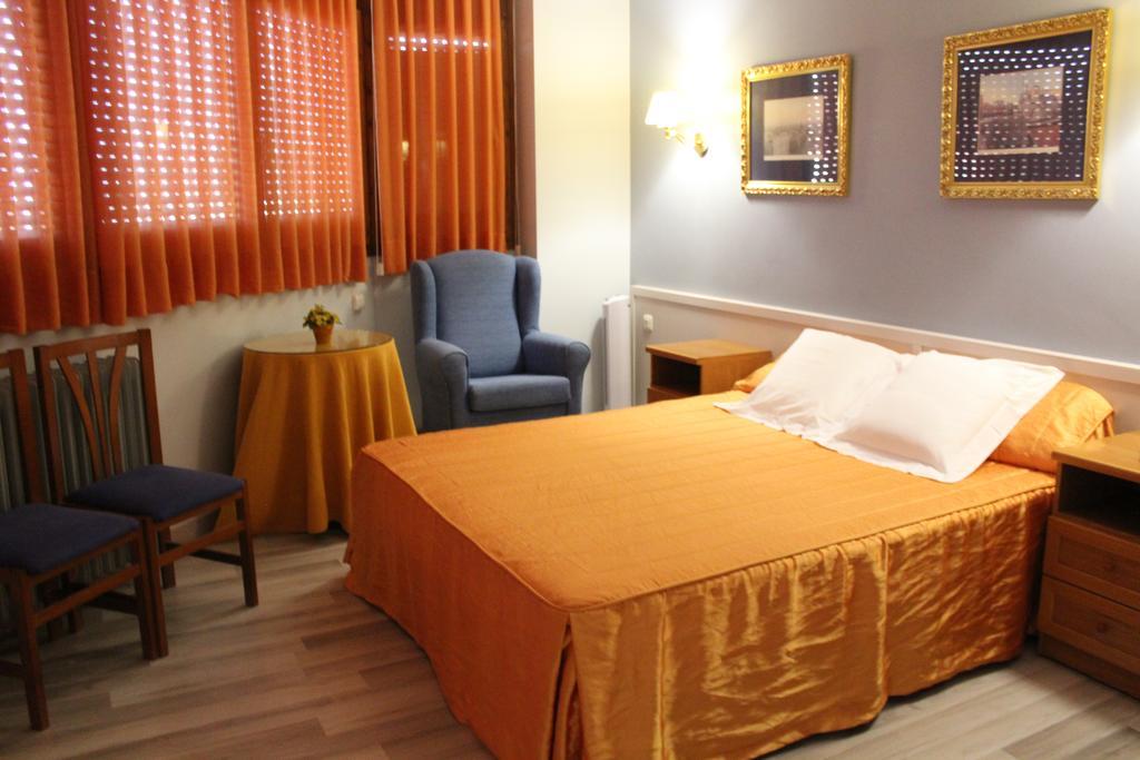 Hostal Montserrat Tona Zewnętrze zdjęcie