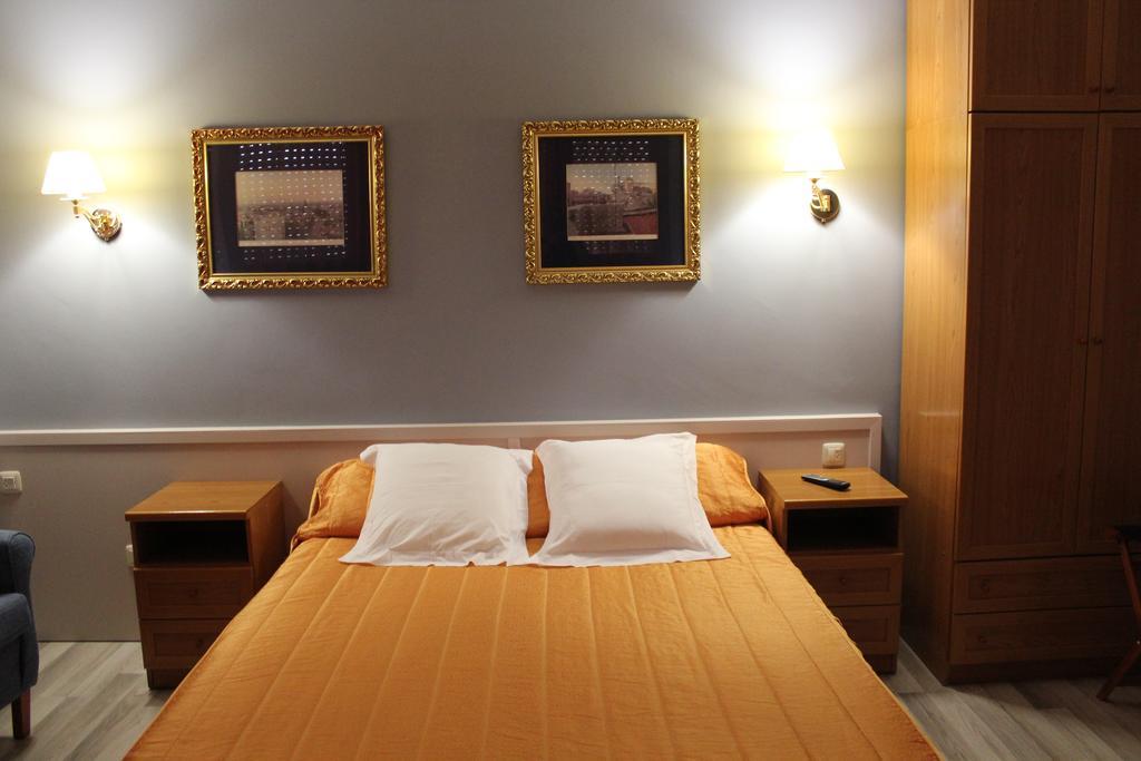 Hostal Montserrat Tona Zewnętrze zdjęcie