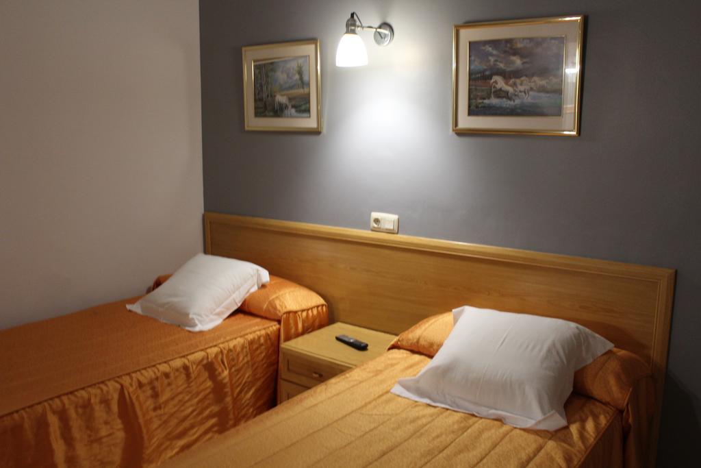 Hostal Montserrat Tona Zewnętrze zdjęcie