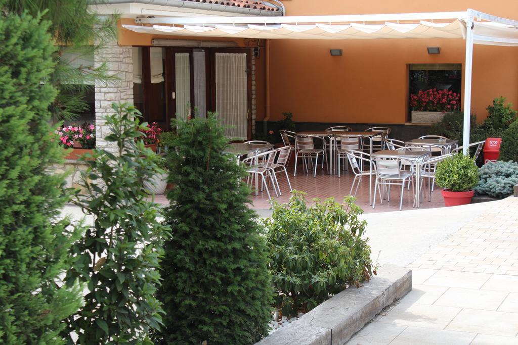 Hostal Montserrat Tona Zewnętrze zdjęcie
