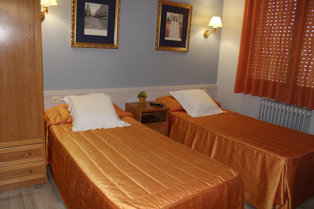 Hostal Montserrat Tona Zewnętrze zdjęcie