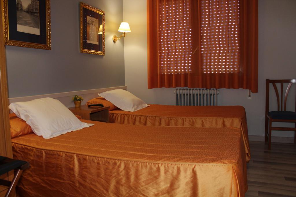 Hostal Montserrat Tona Zewnętrze zdjęcie