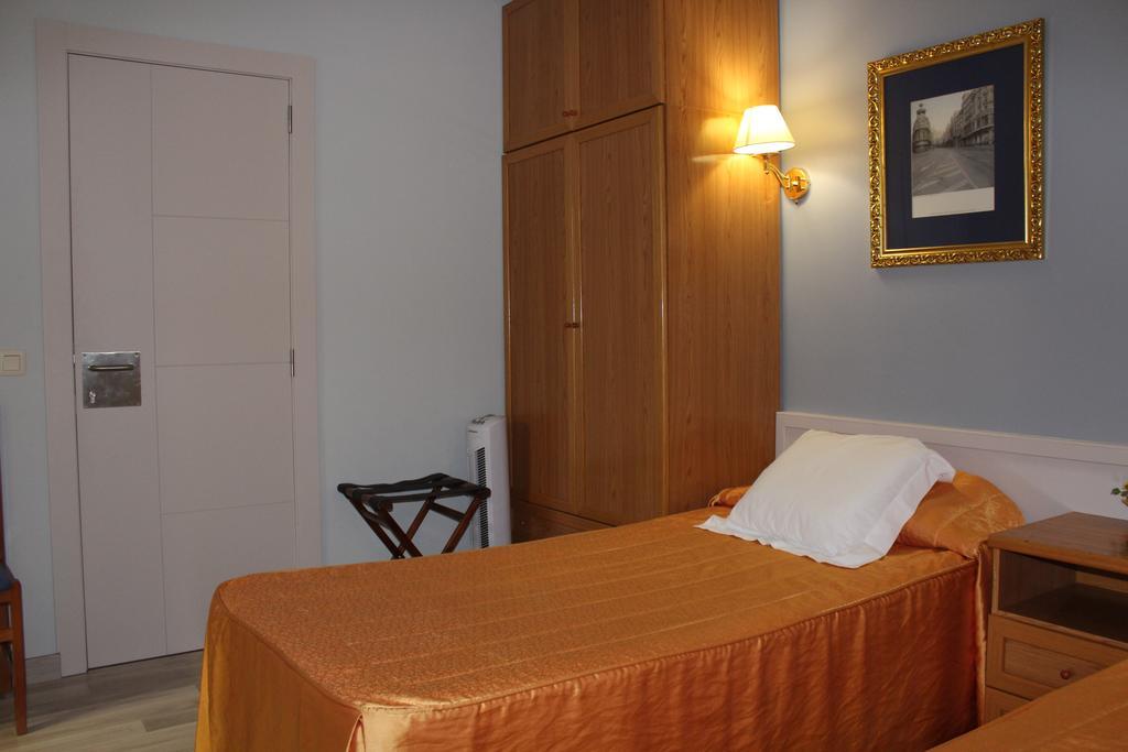 Hostal Montserrat Tona Zewnętrze zdjęcie