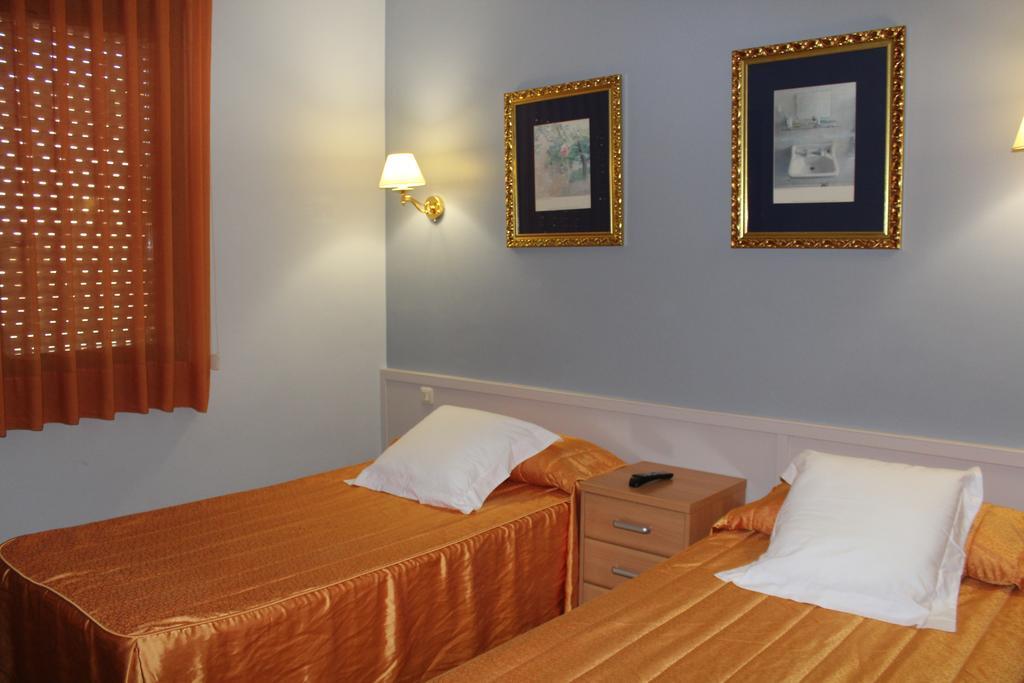 Hostal Montserrat Tona Zewnętrze zdjęcie