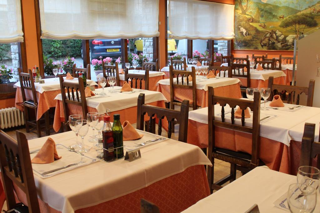 Hostal Montserrat Tona Zewnętrze zdjęcie