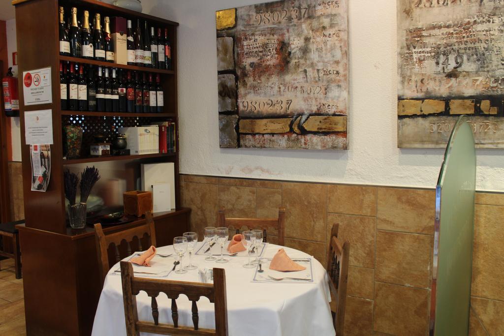 Hostal Montserrat Tona Zewnętrze zdjęcie