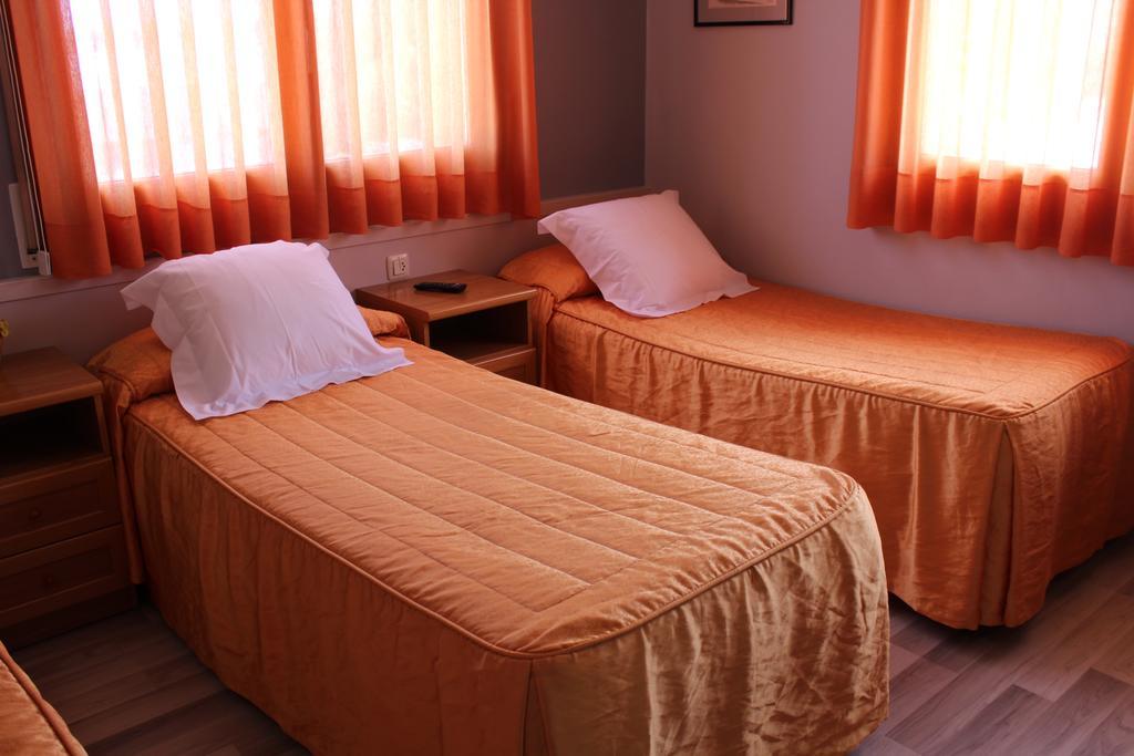 Hostal Montserrat Tona Zewnętrze zdjęcie