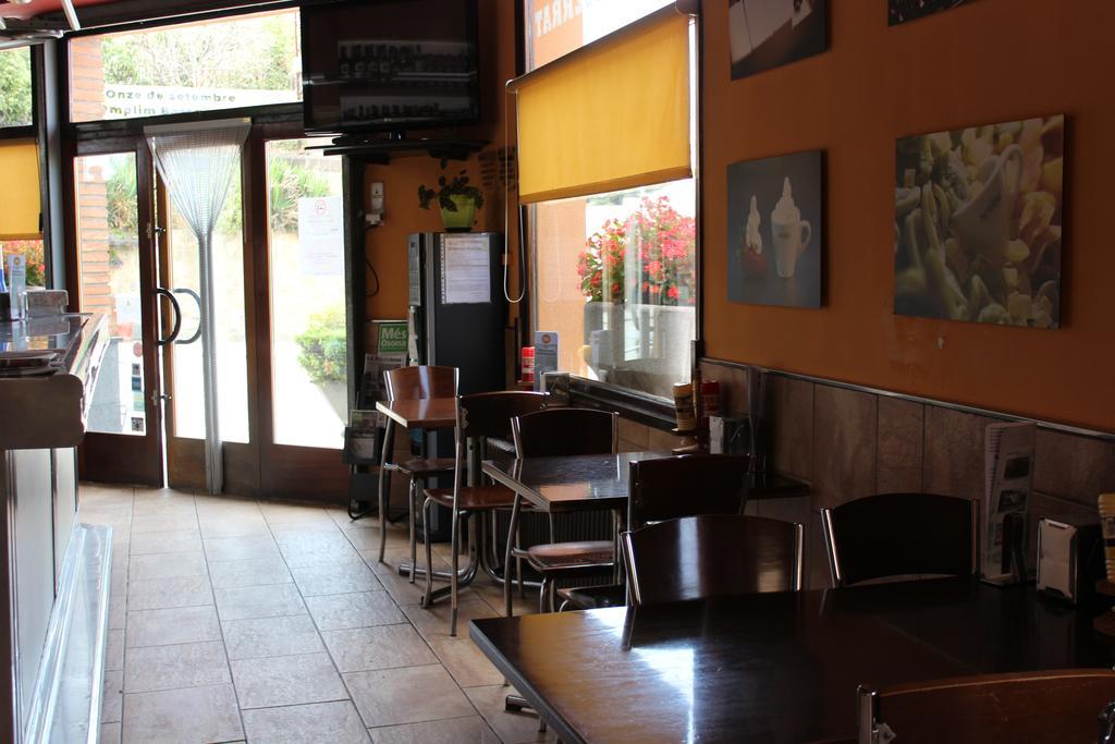 Hostal Montserrat Tona Zewnętrze zdjęcie