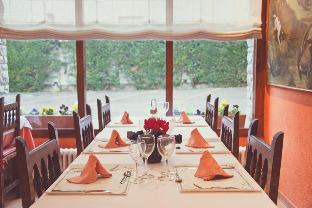 Hostal Montserrat Tona Zewnętrze zdjęcie