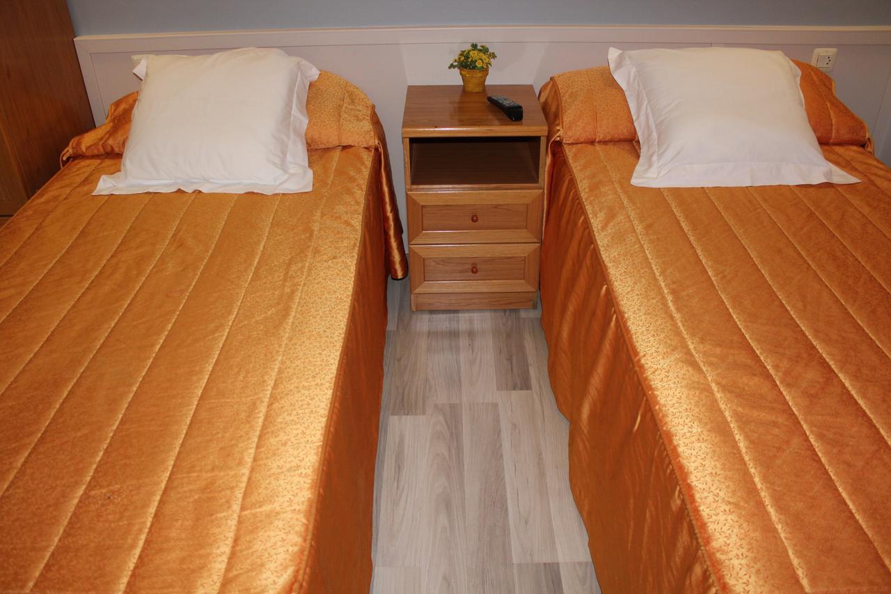 Hostal Montserrat Tona Zewnętrze zdjęcie