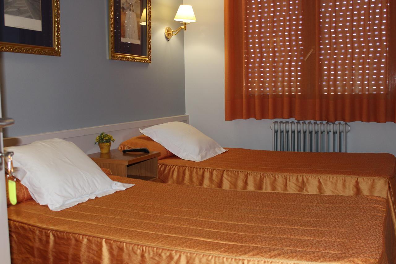 Hostal Montserrat Tona Zewnętrze zdjęcie