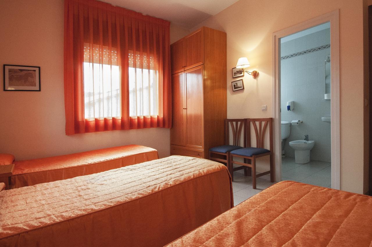 Hostal Montserrat Tona Zewnętrze zdjęcie