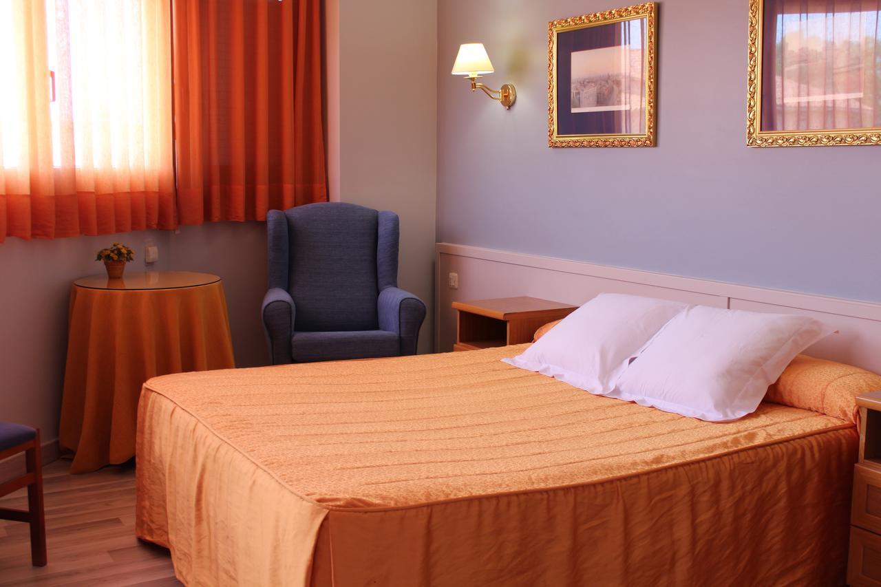 Hostal Montserrat Tona Zewnętrze zdjęcie