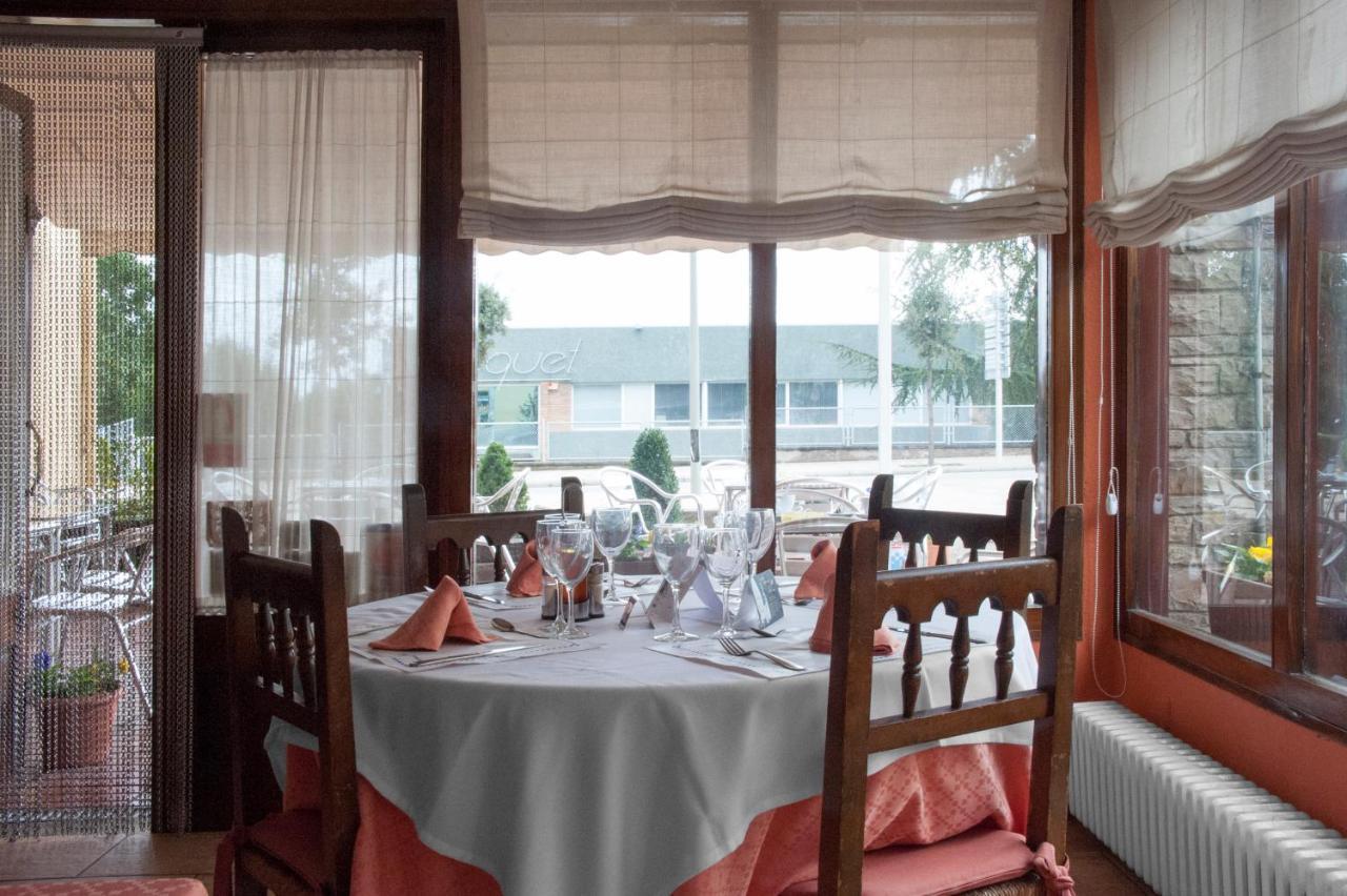 Hostal Montserrat Tona Zewnętrze zdjęcie